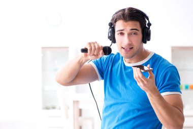 Genç adam evde karaoke şarkı