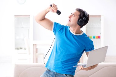 Genç adam evde karaoke şarkı