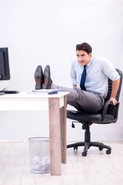 İş adamı tatilde ofiste spor yapıyor.