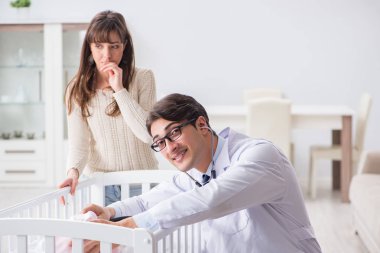 Doktor genç anneye açıklama yapıyor.