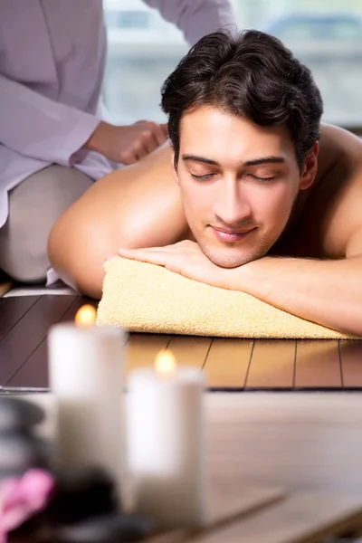 Jeune homme beau pendant la procédure de spa — Photo