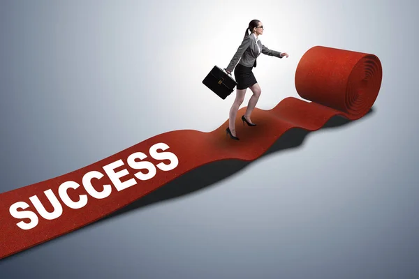 Empresária no tapete vermelho no conceito de sucesso — Fotografia de Stock