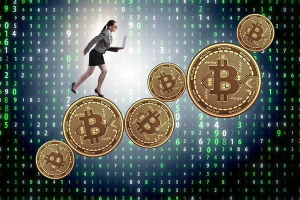 Bizneswoman w koncepcji wzrostu cen bitcoin — Zdjęcie stockowe