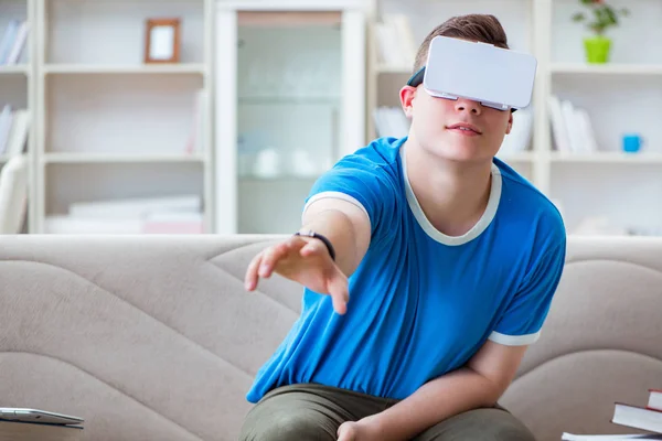 Jeune homme avec des lunettes virtuelles — Photo