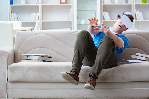 Joven con gafas virtuales — Foto de Stock