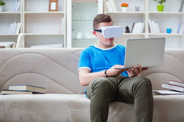 Jongeman student studeert met virtuele bril — Stockfoto