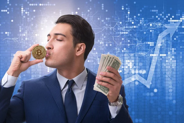 Empresário em bitcoin conceito de aumento de preço — Fotografia de Stock