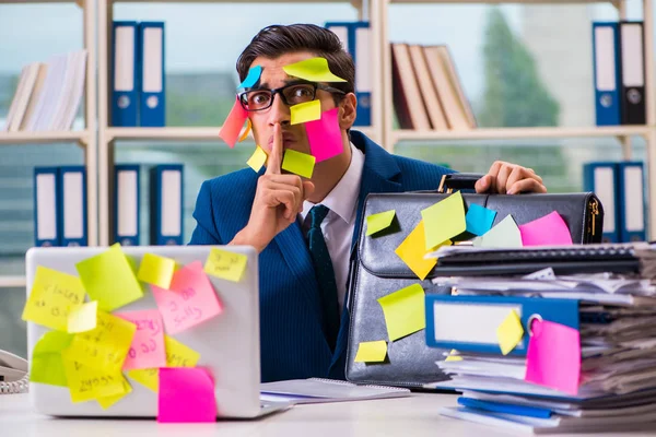 Geschäftsmann mit Erinnerungsnotizen im Multitasking-Konzept — Stockfoto