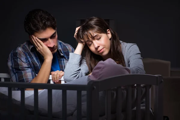 Młodzi rodzice bezsenni z noworodkiem w nocy — Zdjęcie stockowe