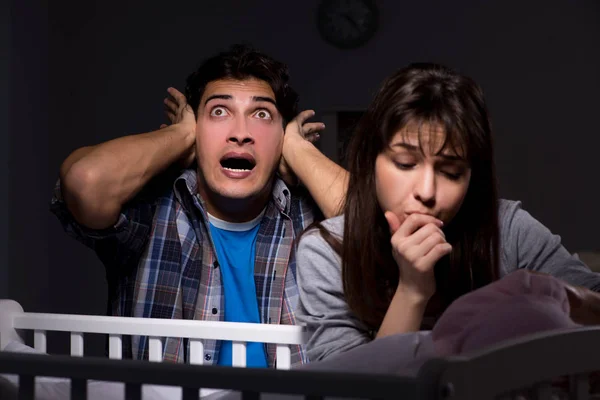 Junge Eltern nachts schlaflos mit Neugeborenem — Stockfoto