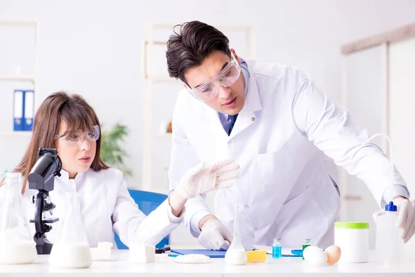 식품을 검사하는 두 명의 실험실 의사 — 스톡 사진