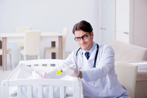 아기 백신에 대비하고 있는 의사 — 스톡 사진