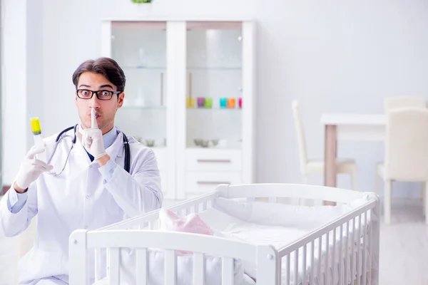 Médecin se préparant pour la vaccination du bébé — Photo