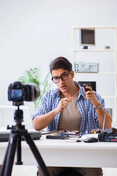 Vlogger inspelning dator reparation på kameran för vlog blogg — Stockfoto