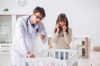 Doktor genç anneye açıklama yapıyor.