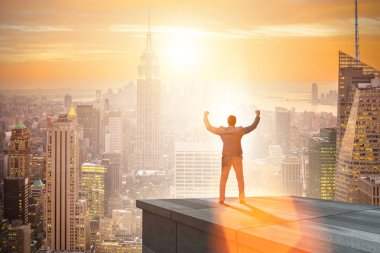 İş adamı iş konseptinde yeni zorluklara hazır