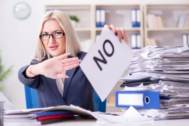 Masasında mesajı olan bir iş kadını.