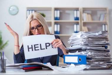 Masasında mesajı olan bir iş kadını.