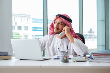 Ofiste çalışan Arap işadamı.