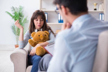 Hasta muayene için psikiyatriste gidiyor.