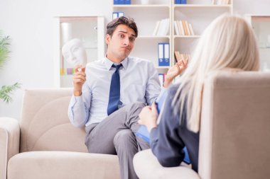 Genç adam, danışmanlık için psikiyatriste gidiyor.