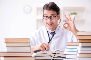 Tıp öğrencisi üniversite sınavlarına hazırlanıyor.