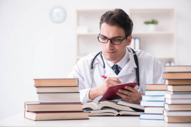 Tıp öğrencisi üniversite sınavlarına hazırlanıyor.