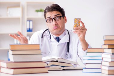 Tıp öğrencisi üniversite sınavlarına hazırlanıyor.