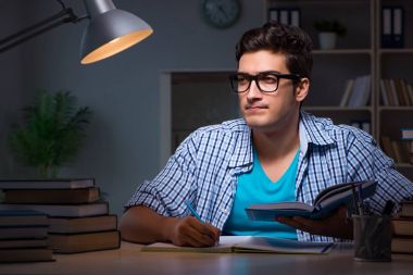 Sınavlara hazırlanan öğrenci gece geç saatte evde olacak.