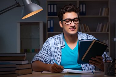 Sınavlara hazırlanan öğrenci gece geç saatte evde olacak.