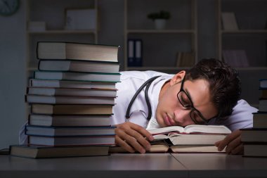 Geceleri üniversite sınavlarına hazırlanan bir tıp öğrencisi.