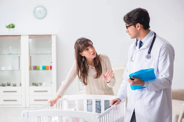 Dokter legt uit aan jonge moeder — Stockfoto