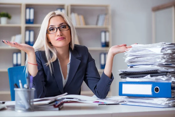 Zajęta bizneswoman pracuje w biurze w recepcji — Zdjęcie stockowe