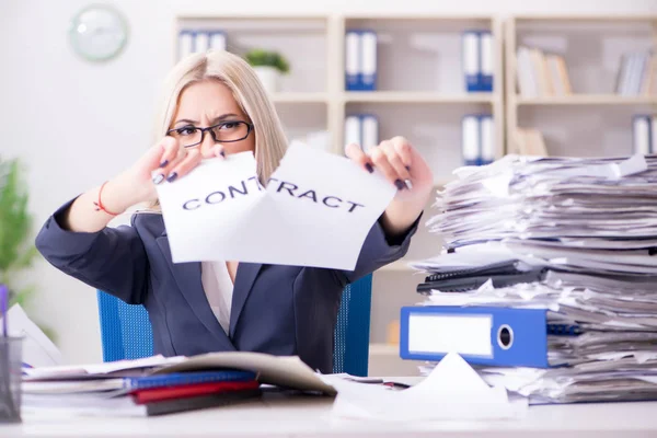 Femme d'affaires avec message au bureau au bureau — Photo