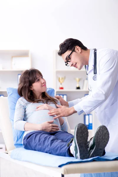 Femme enceinte médecin visiteuse pour consultation — Photo
