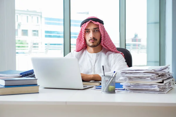 Uomo d'affari arabo che lavora in ufficio — Foto Stock