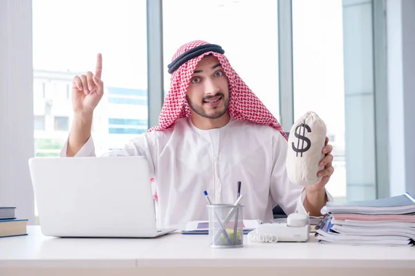 Uomo d'affari arabo che lavora in ufficio — Foto Stock