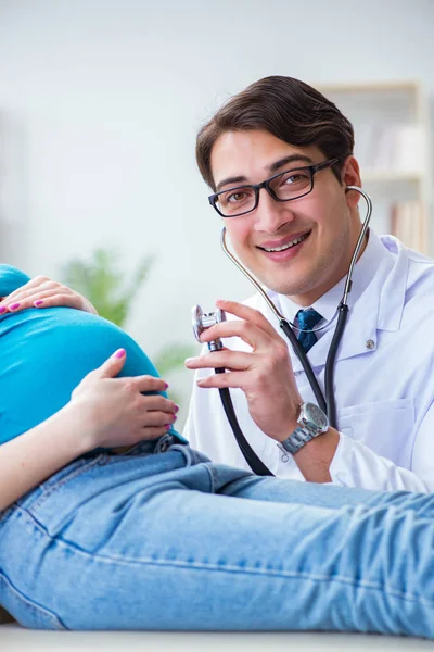 Врач осматривает беременную пациентку в больнице — стоковое фото