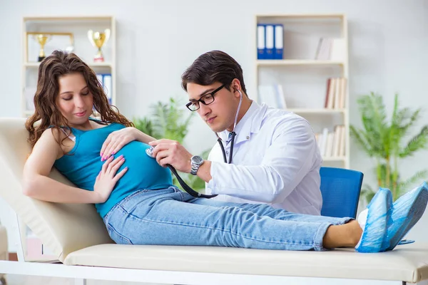 Läkare undersöka gravid kvinnlig patient på sjukhus — Stockfoto