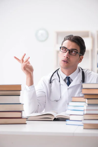 Estudante de medicina se preparando para exames universitários — Fotografia de Stock