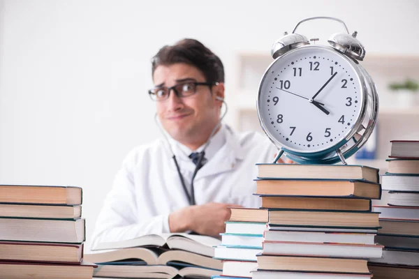 Estudante de medicina a ficar sem tempo para exames — Fotografia de Stock