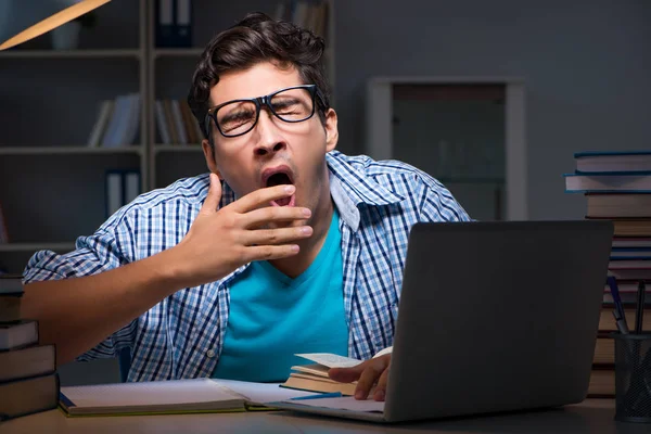 Studente che si prepara per gli esami a tarda notte a casa — Foto Stock