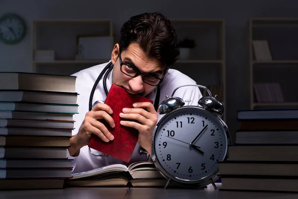 Student medicíny se v noci připravuje na univerzitní zkoušky — Stock fotografie
