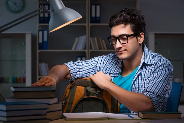 Estudante se preparando para exames tarde da noite em casa — Fotografia de Stock