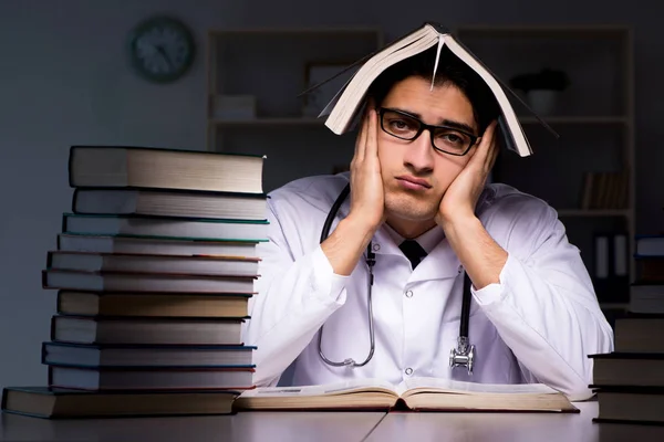 Student medycyny przygotowujący się do egzaminów uniwersyteckich w nocy — Zdjęcie stockowe