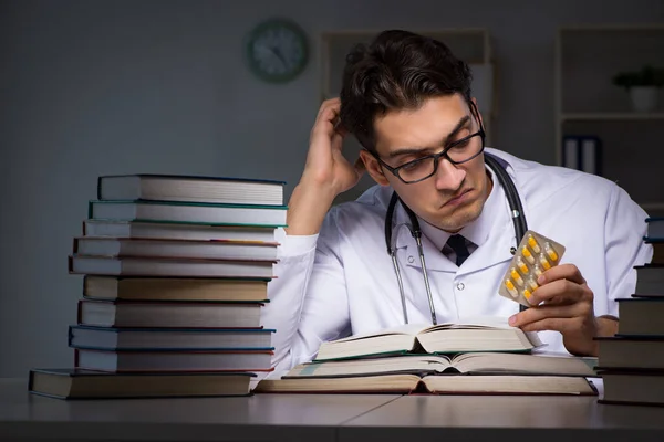 Student medycyny przygotowujący się do egzaminów uniwersyteckich w nocy — Zdjęcie stockowe