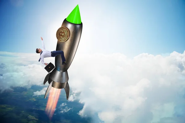 ビジネスマンはビットコイン価格上昇コンセプトでロケットに乗って飛ぶ — ストック写真