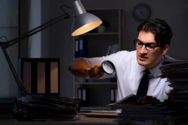 Joven hombre de negocios trabajando horas extras hasta tarde en el cargo — Foto de Stock