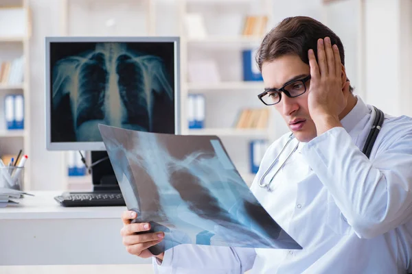Medico radiologo guardando le immagini a raggi X — Foto Stock