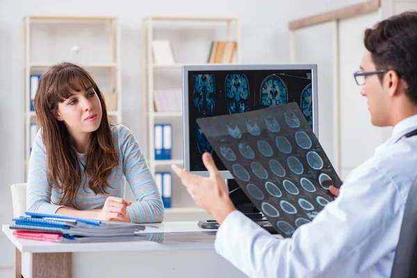 X-ray 검사를 받으러 방사선 전문의를 방문하는 젊은 여자 — 스톡 사진